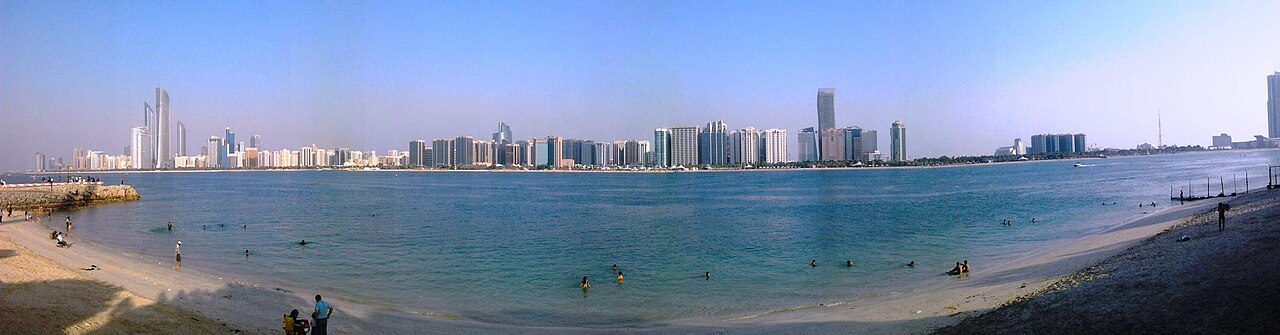 La Corniche de Abu Dhabi, con su playa pública urbana frente al Golfo Pérsico.