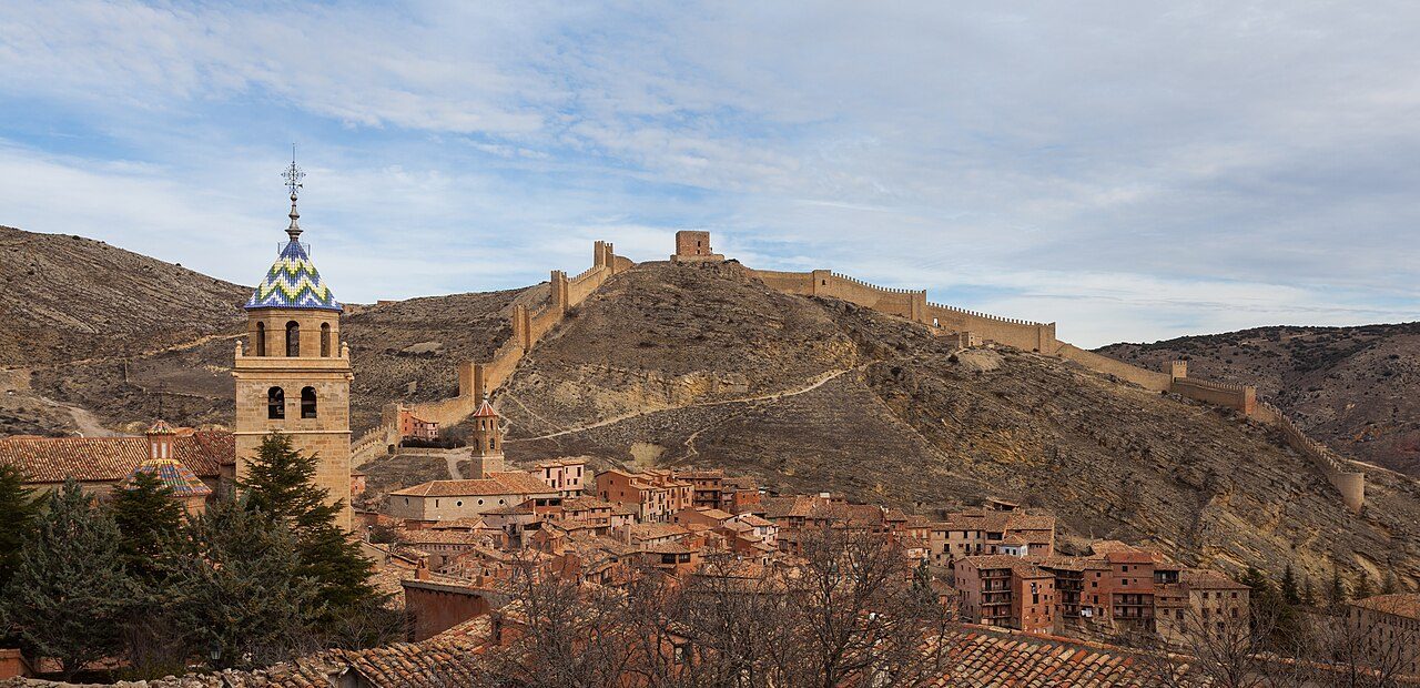 Las casas rojizas de Albarracín trepando por la ladera de la sierra.