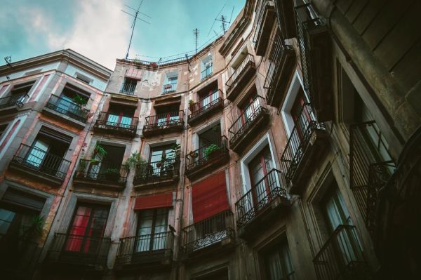 Callejones del Barrio Gótico de Barcelona, el corazón medieval de la ciudad.