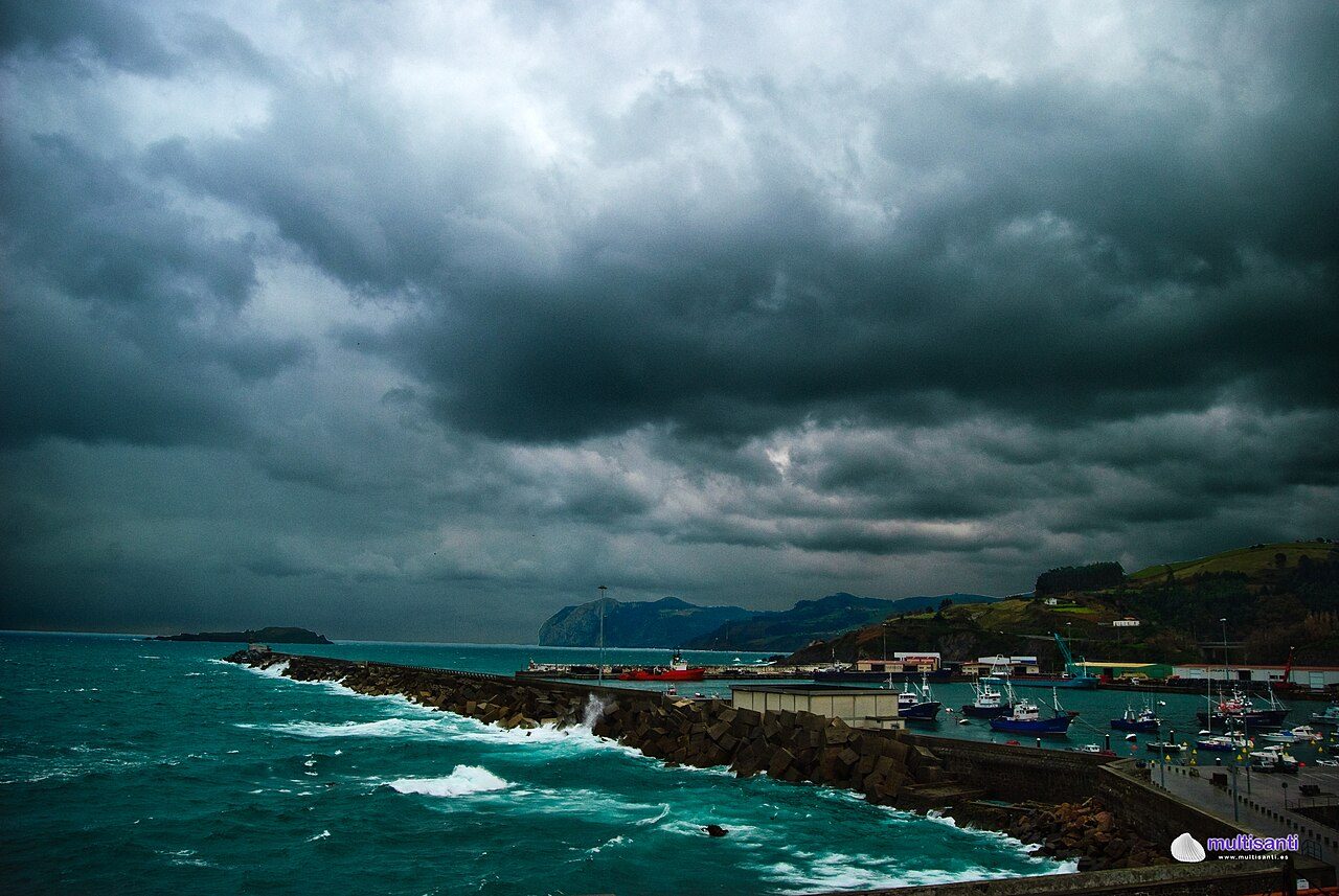 El Puerto Viejo de Bermeo, con sus casas apiñadas junto a las barcas.