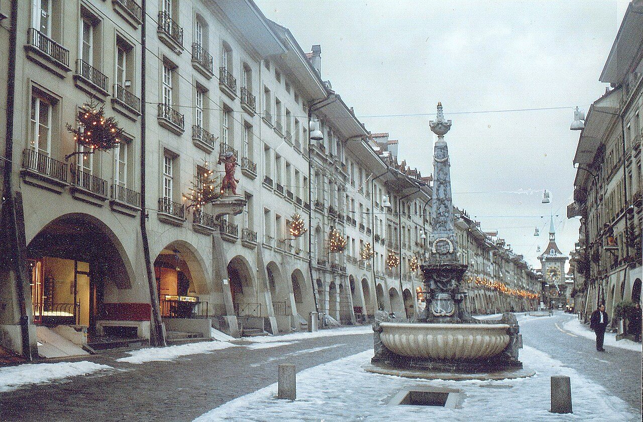 Las arcadas medievales de la Kramgasse, en el casco histórico de Berna.