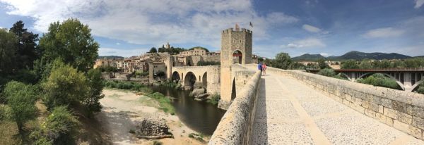 El puente románico de Besalú al amanecer, la estampa que abre la ruta.