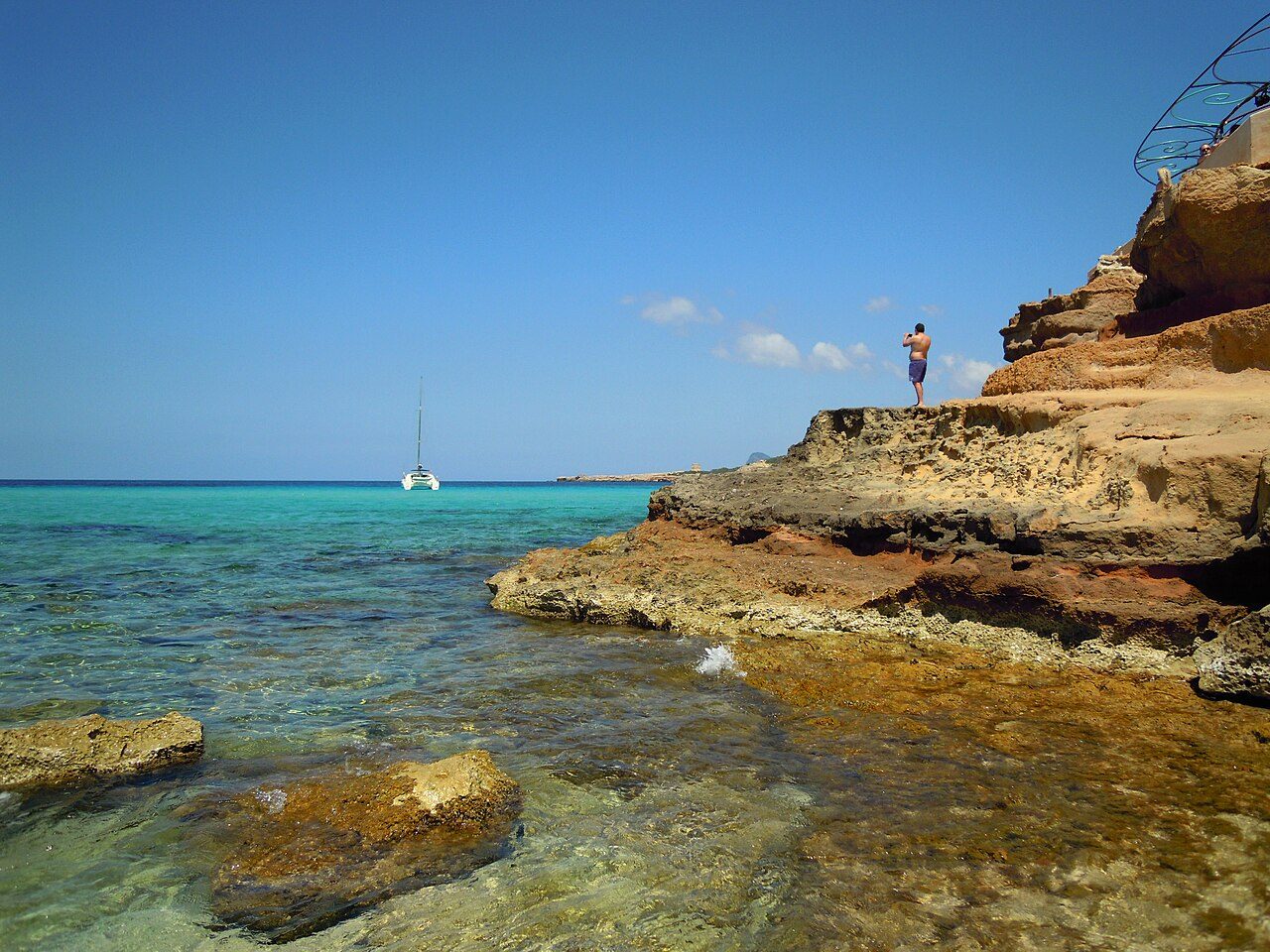 Las calas turquesa del oeste de Ibiza, mejor vistas desde el barco.