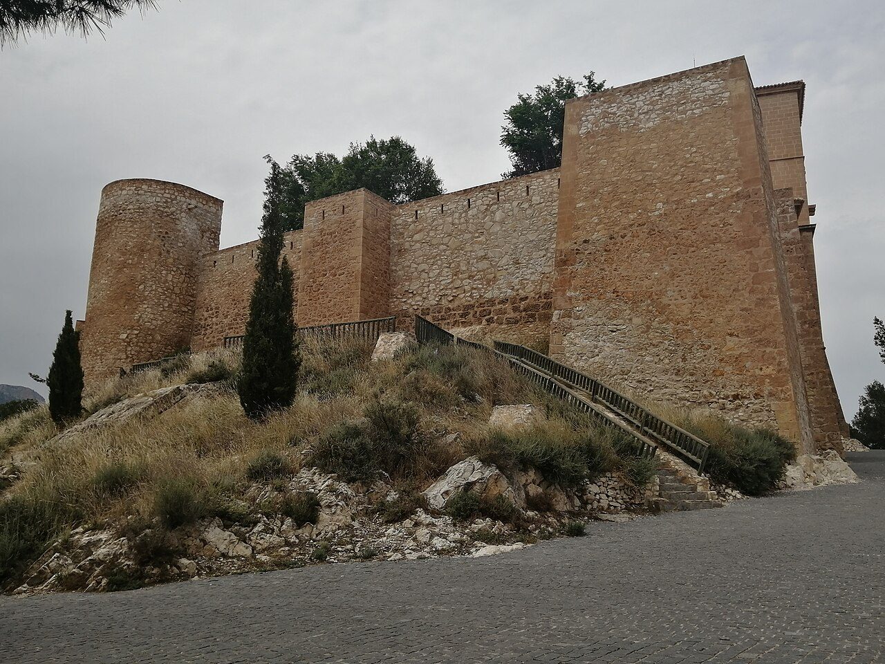 El Santuario de la Vera Cruz coronando el casco antiguo de Caravaca.