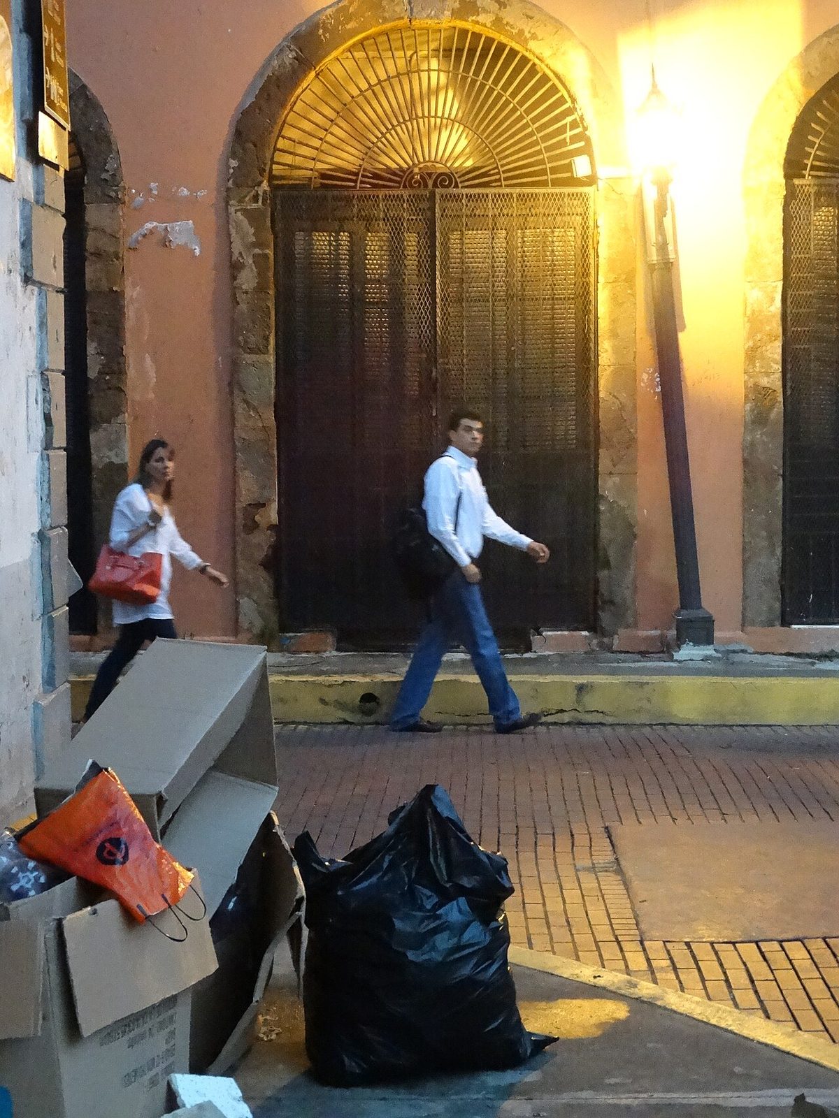 Calles coloniales del Casco Viejo de Ciudad de Panamá al atardecer.
