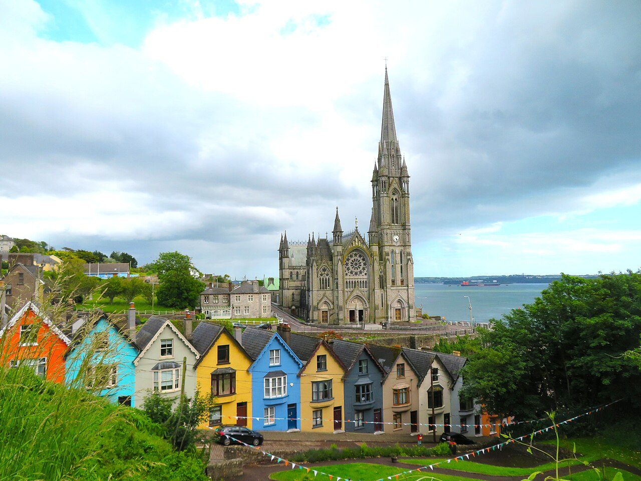 Las casas de colores de Cobh coronadas por la catedral de St. Colman.