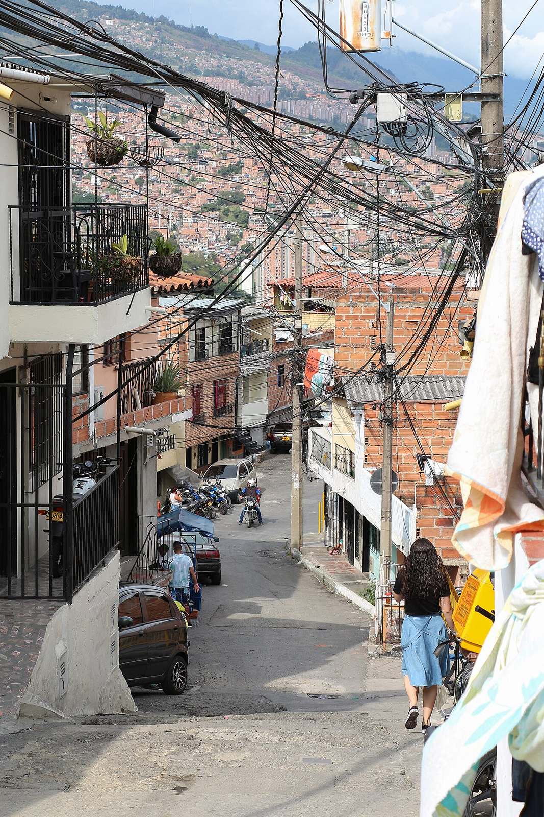 Las escaleras y murales de la Comuna 13, en Medellín.