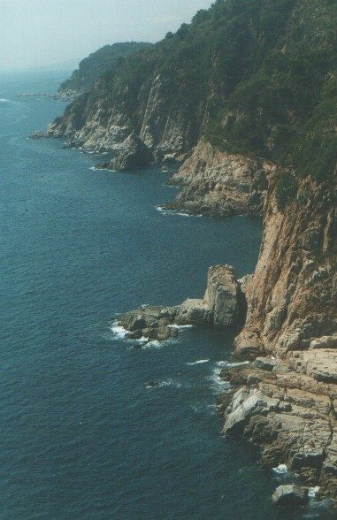 Los acantilados y calas de la Costa Brava, hilo conductor de la segunda mitad de la ruta.