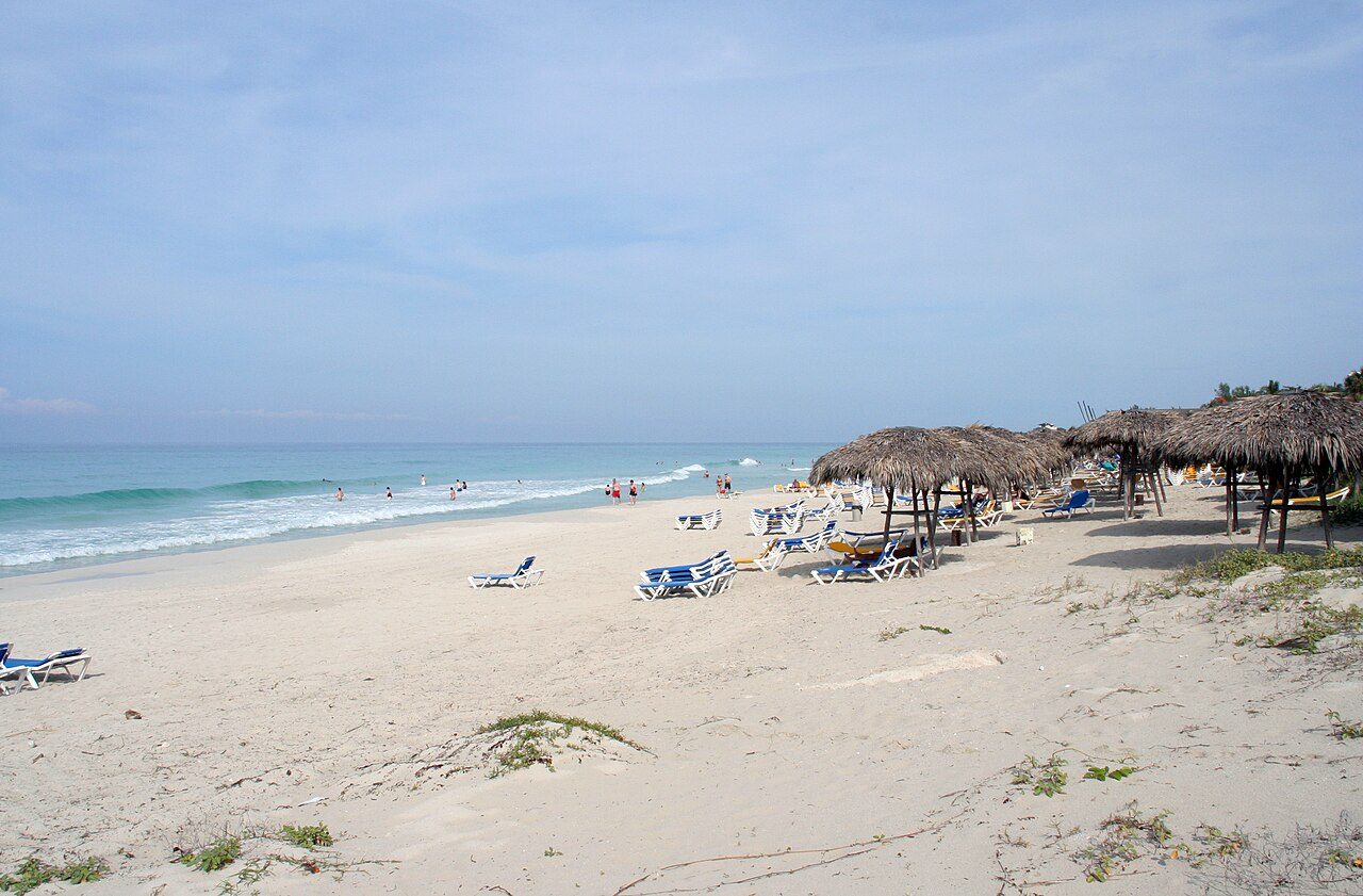 La arena blanca y el agua turquesa son el hilo de esta ruta por la costa cubana.
