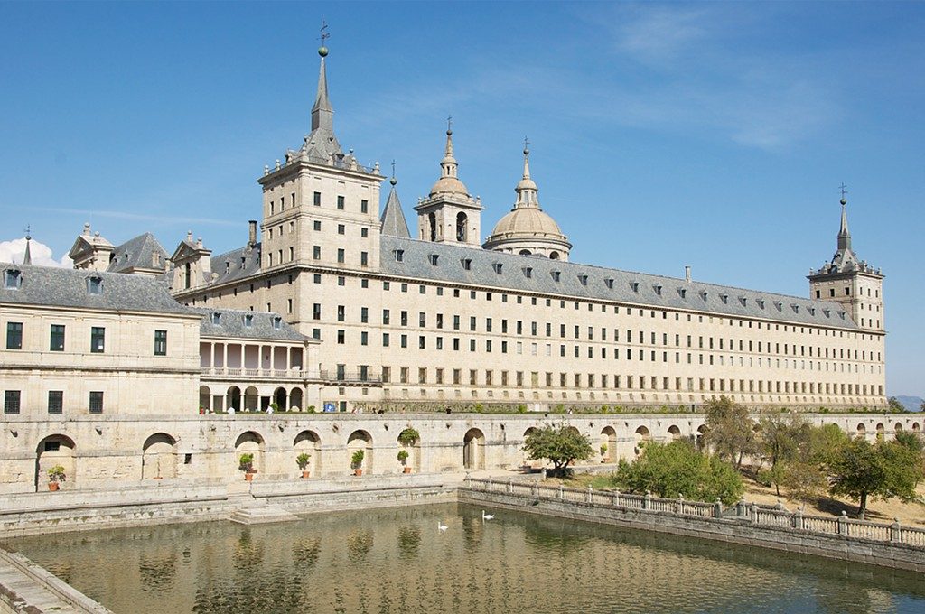 Calles empedradas de San Lorenzo de El Escorial, con el monasterio siempre al fondo.