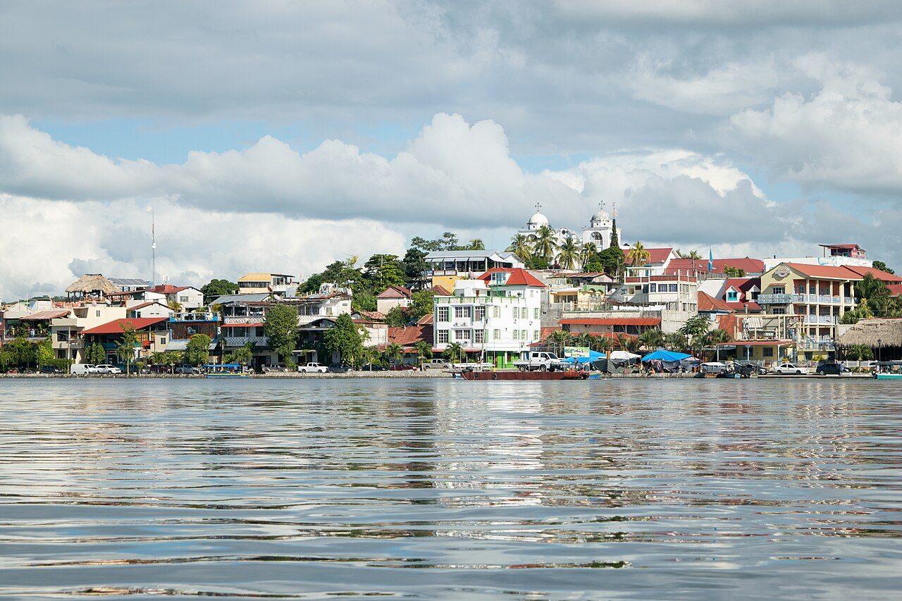 La isla de Flores flotando sobre el Lago Petén Itzá al atardecer.