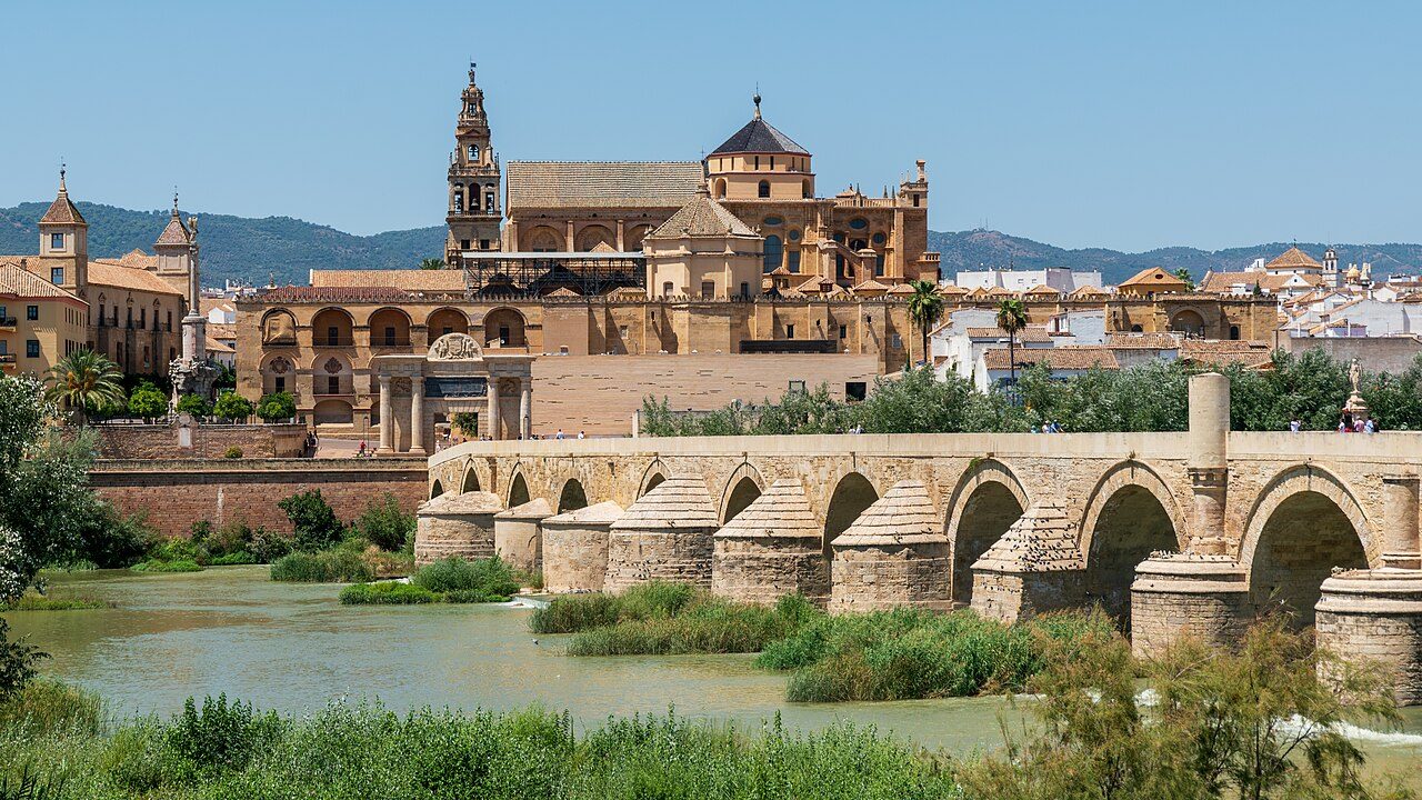El Guadalquivir a su paso por Córdoba, el gran río que vertebra esta ruta.