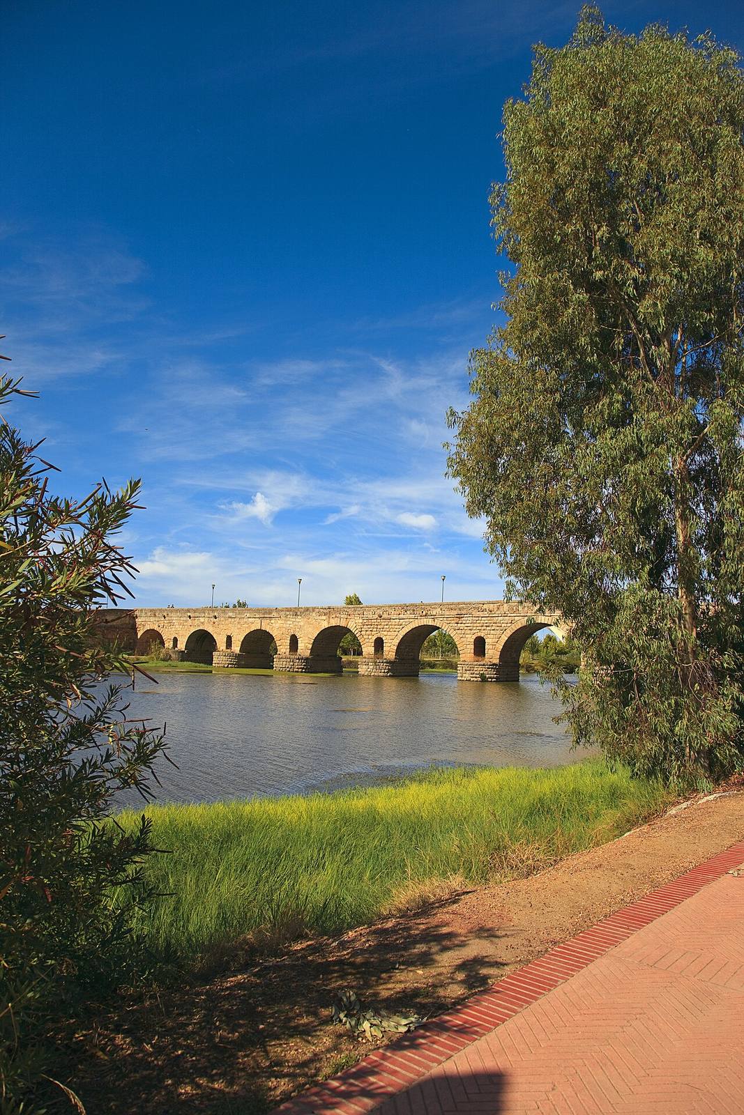 El Guadiana a su paso por Mérida, el río que vertebra buena parte de esta ruta.