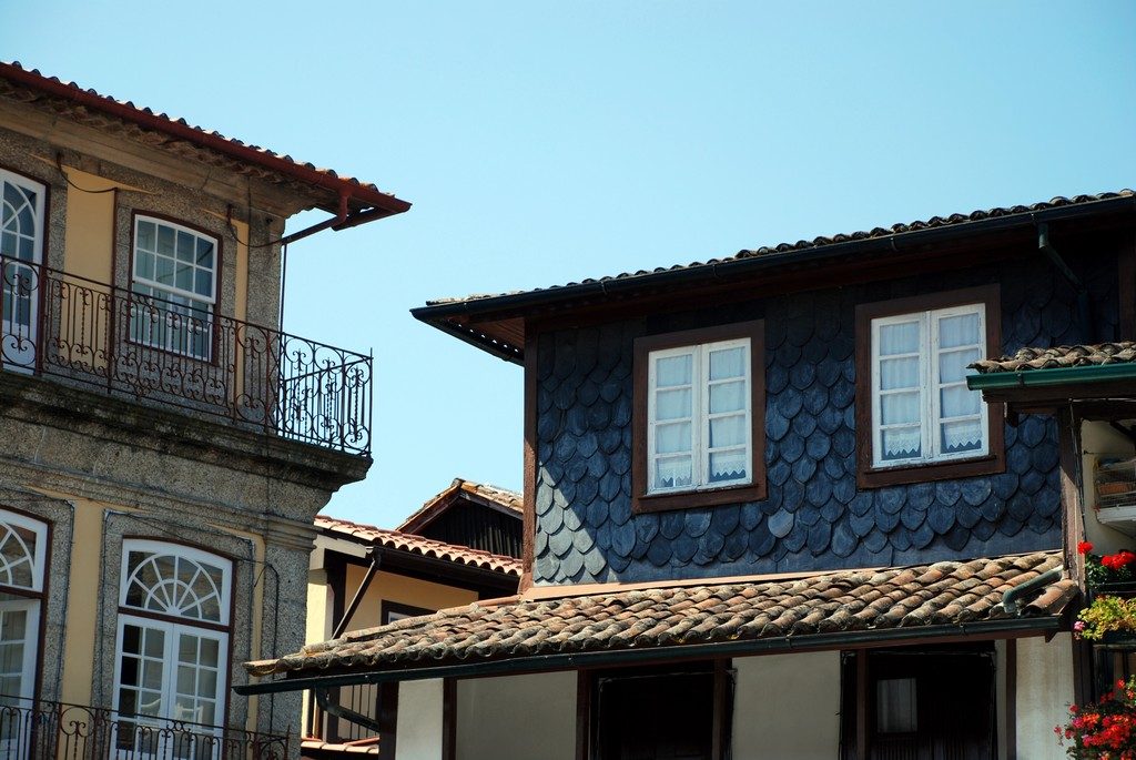 Las plazas porticadas del centro medieval de Guimaraes, punto de partida de la ruta.
