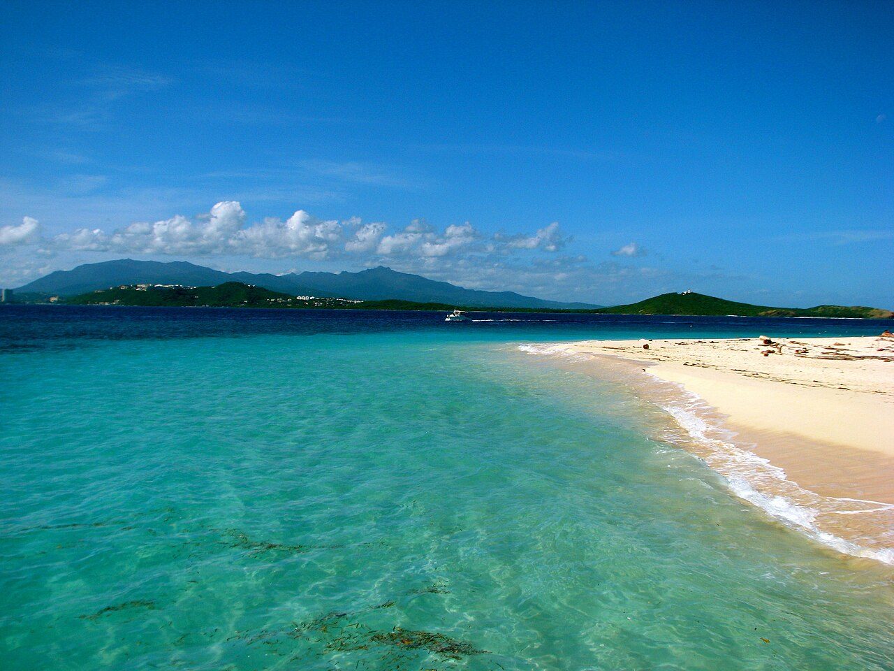 Cayo Icacos, uno de los islotes de aguas transparentes que salen desde Fajardo.
