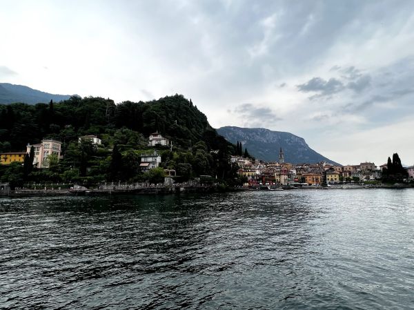 El lago de Como, la primera dosis de agua de la ruta antes de bajar al sur.