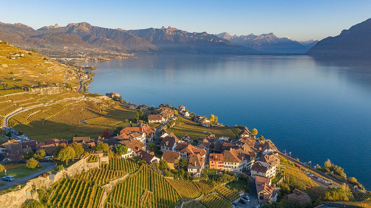 Las terrazas de viñedo de Lavaux, Patrimonio de la Humanidad, sobre el lago Lemán.
