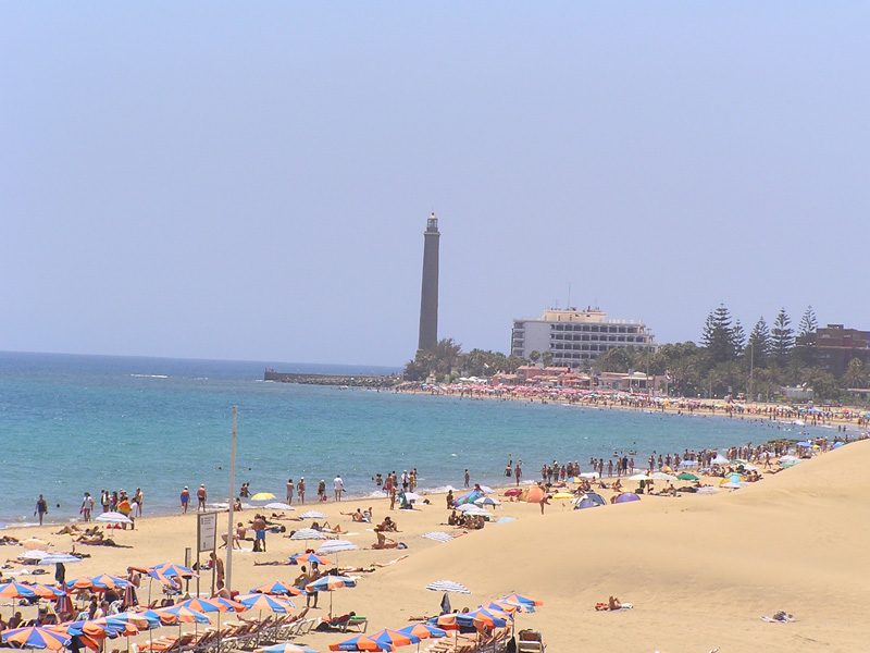 Las dunas de Maspalomas con el faro al fondo, primera parada de la ruta.