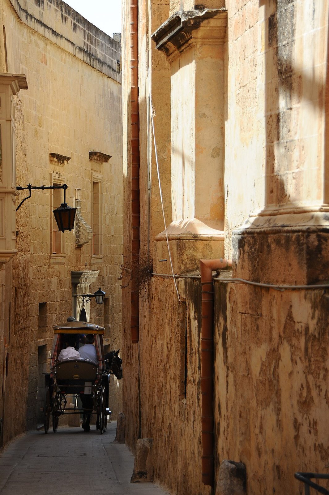 Callejuelas de piedra color miel en Mdina, el corazón medieval de la ruta.