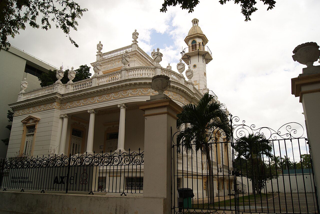 Fachadas coloniales en tonos pastel en el centro histórico de Mérida.
