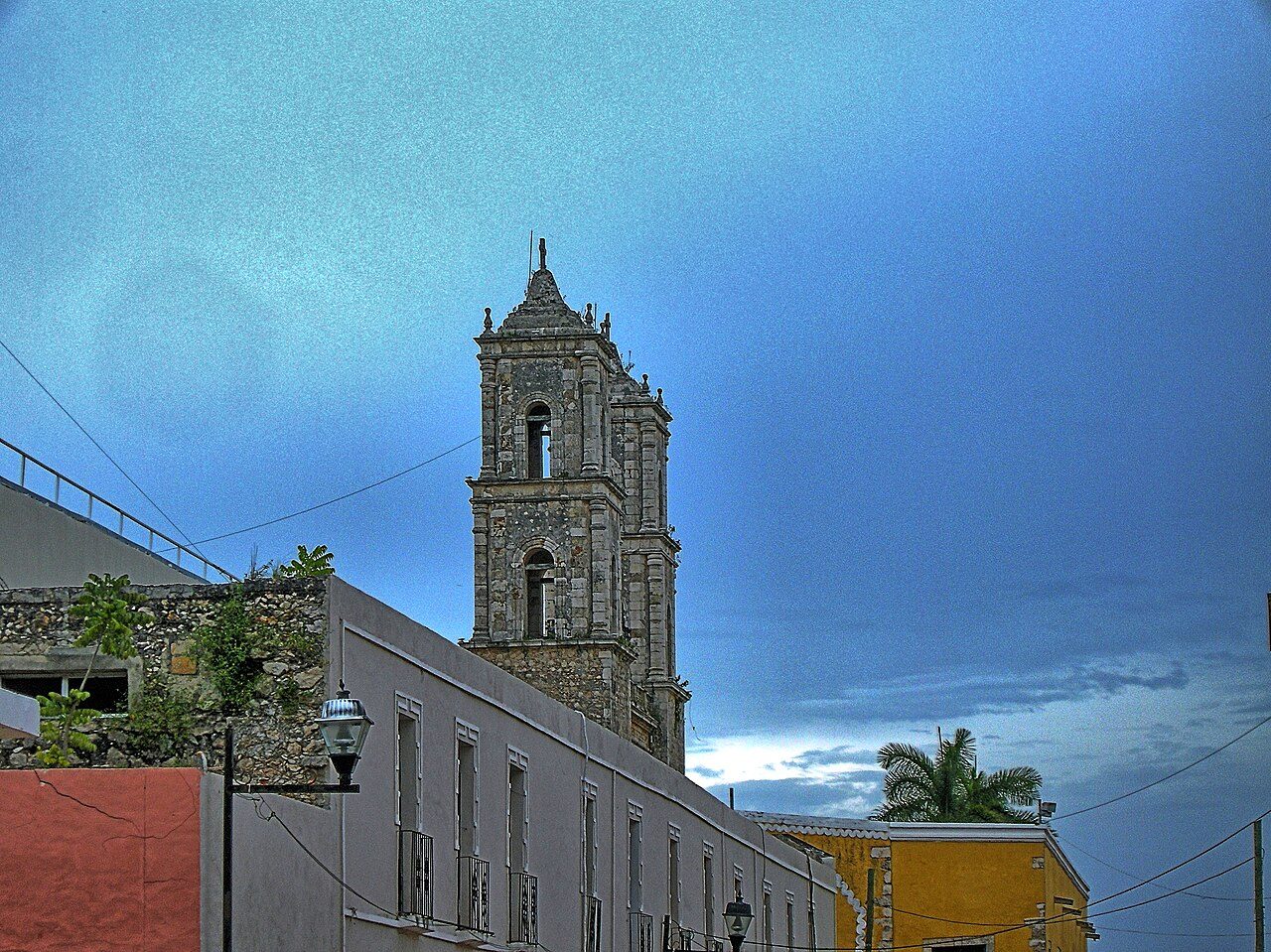 Fachadas coloniales en tonos pastel en el centro histórico de Mérida.