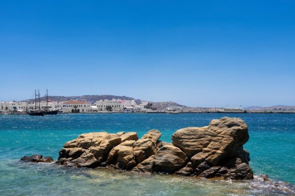 El litoral abierto del Egeo en Mykonos, con el viento como protagonista.