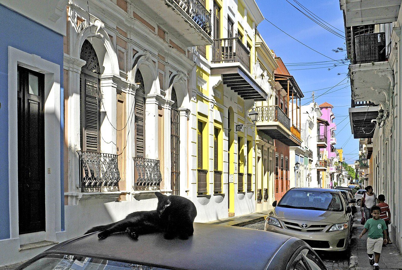 Calles empedradas y fachadas de colores del Viejo San Juan.