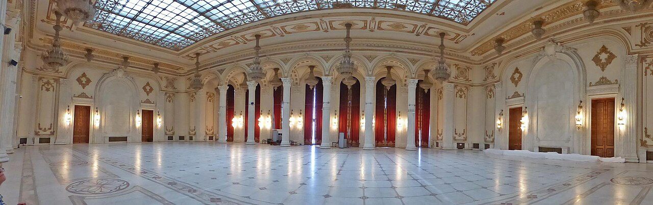 El Palacio del Parlamento de Bucarest, la visita más monumental de la ruta.