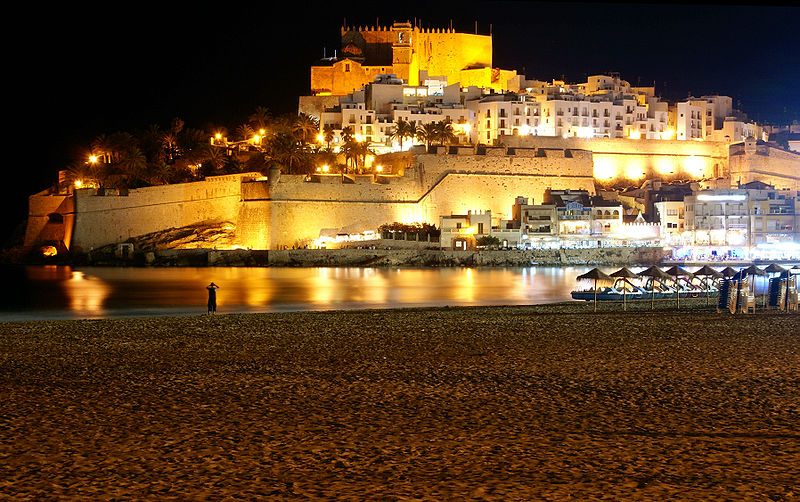 El casco antiguo de Peñíscola sobre el peñón, visto desde la Playa Norte.