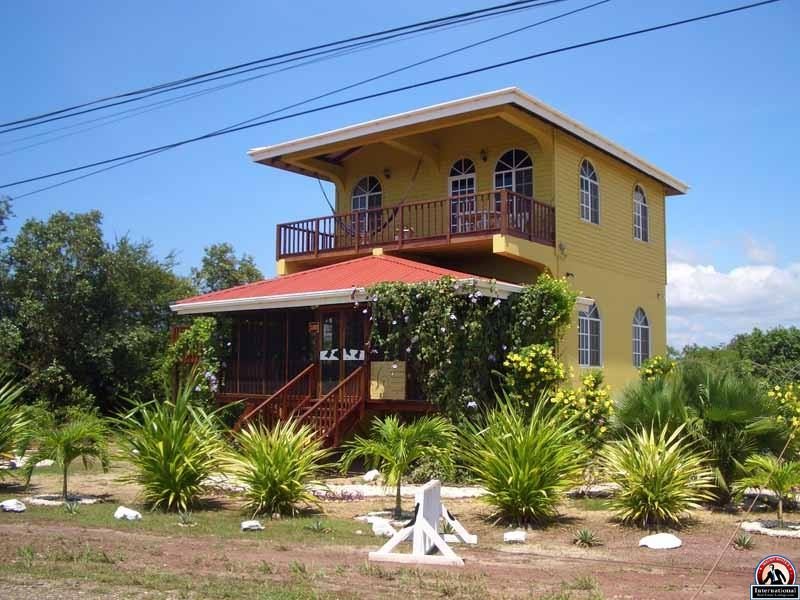La arena blanca de Placencia, más extensa que en los cayos del norte.