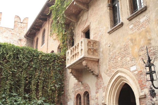 El balcón de la Casa de Julieta, parada obligada en cualquier lista de qué ver en Verona