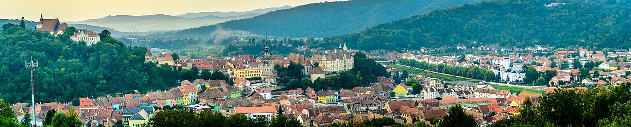 Casas de colores y torres medievales, la esencia de los pueblos con encanto de Transilvania.