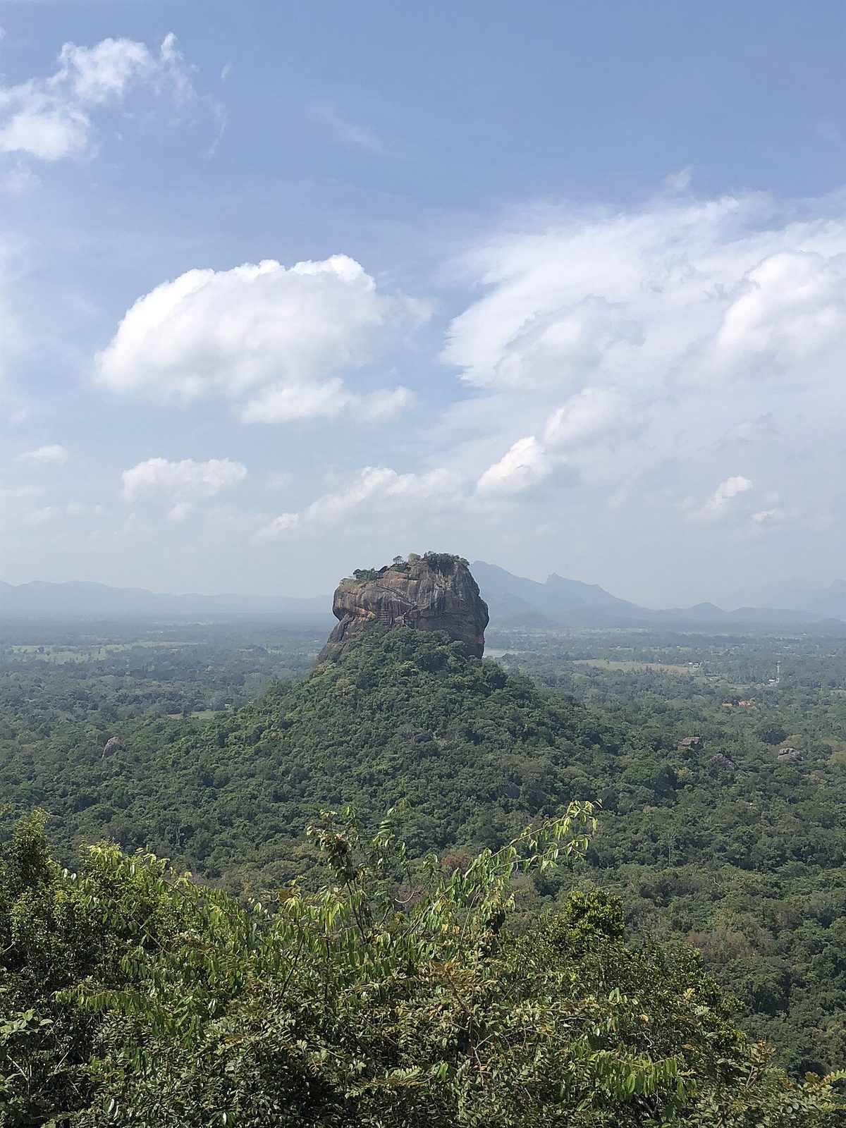 La Roca del León vista desde la llanura de Sigiriya, punto de arranque de la ruta.