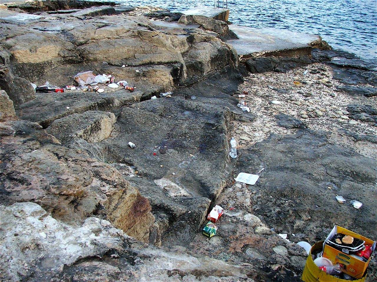 Las plataformas de roca del frente marítimo de Sliema, con La Valeta al fondo.