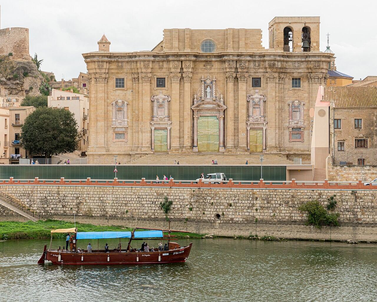 Vistas de Tortosa y el Ebro desde los jardines del castillo de la Zuda.