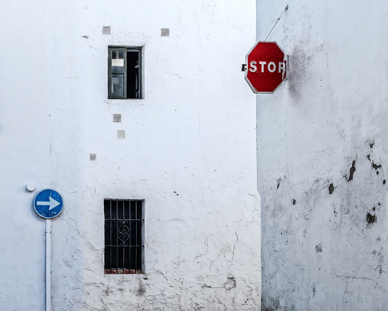 Fachadas encaladas y callejuelas empinadas en los pueblos blancos gaditanos.