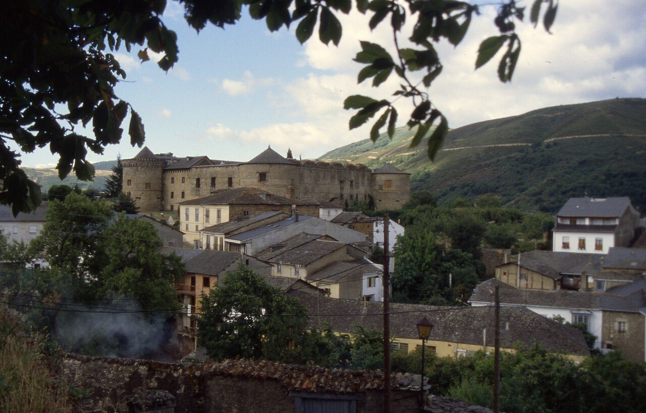 Callejuelas empedradas del Bierzo, corazón de la ruta.