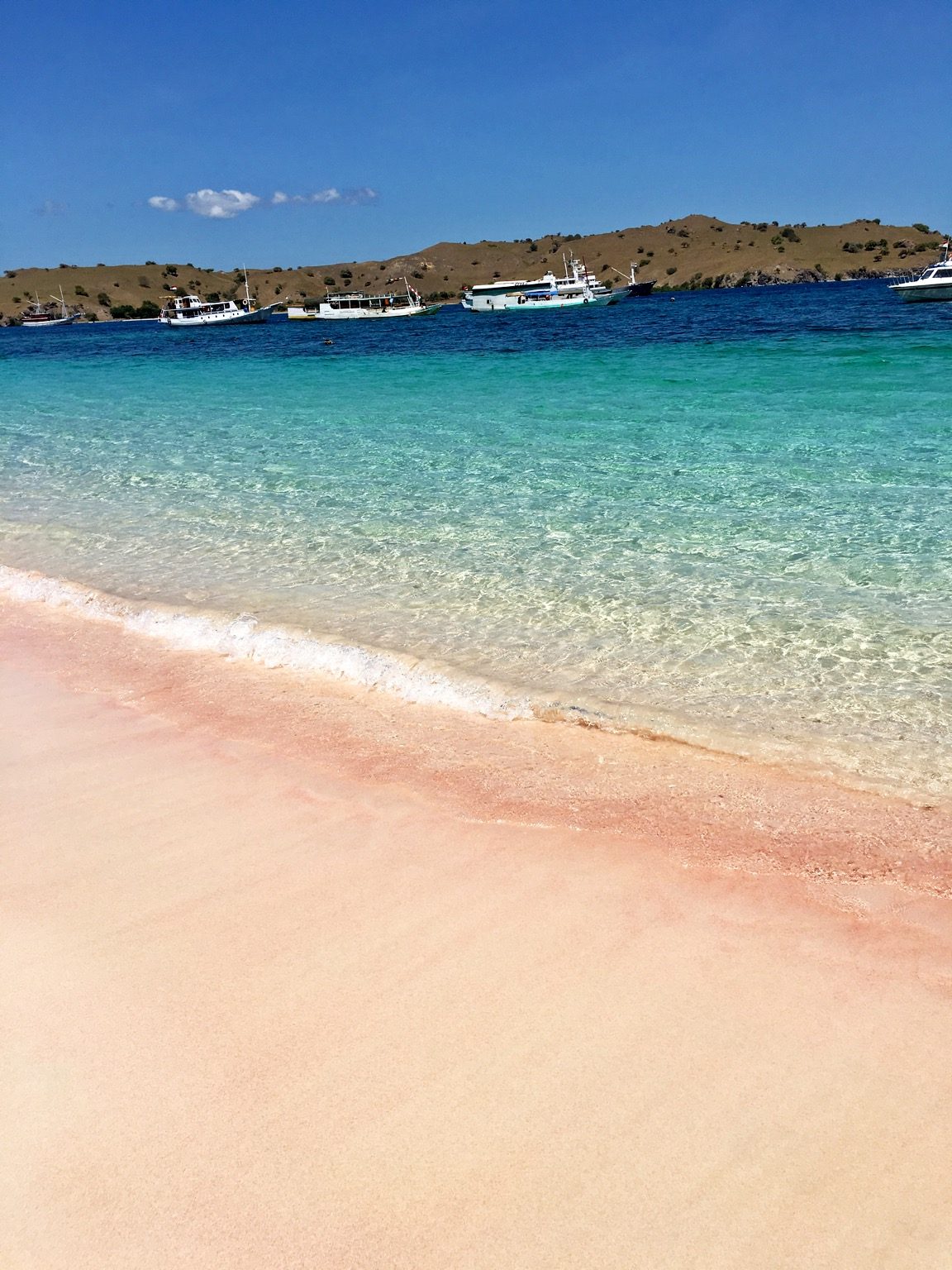 La arena rosada de Pink Beach, en el sur de Lombok, uno de los grandes reclamos de la ruta.