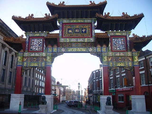 El arco de Chinatown, uno de los barrios más curiosos que ver en Liverpool