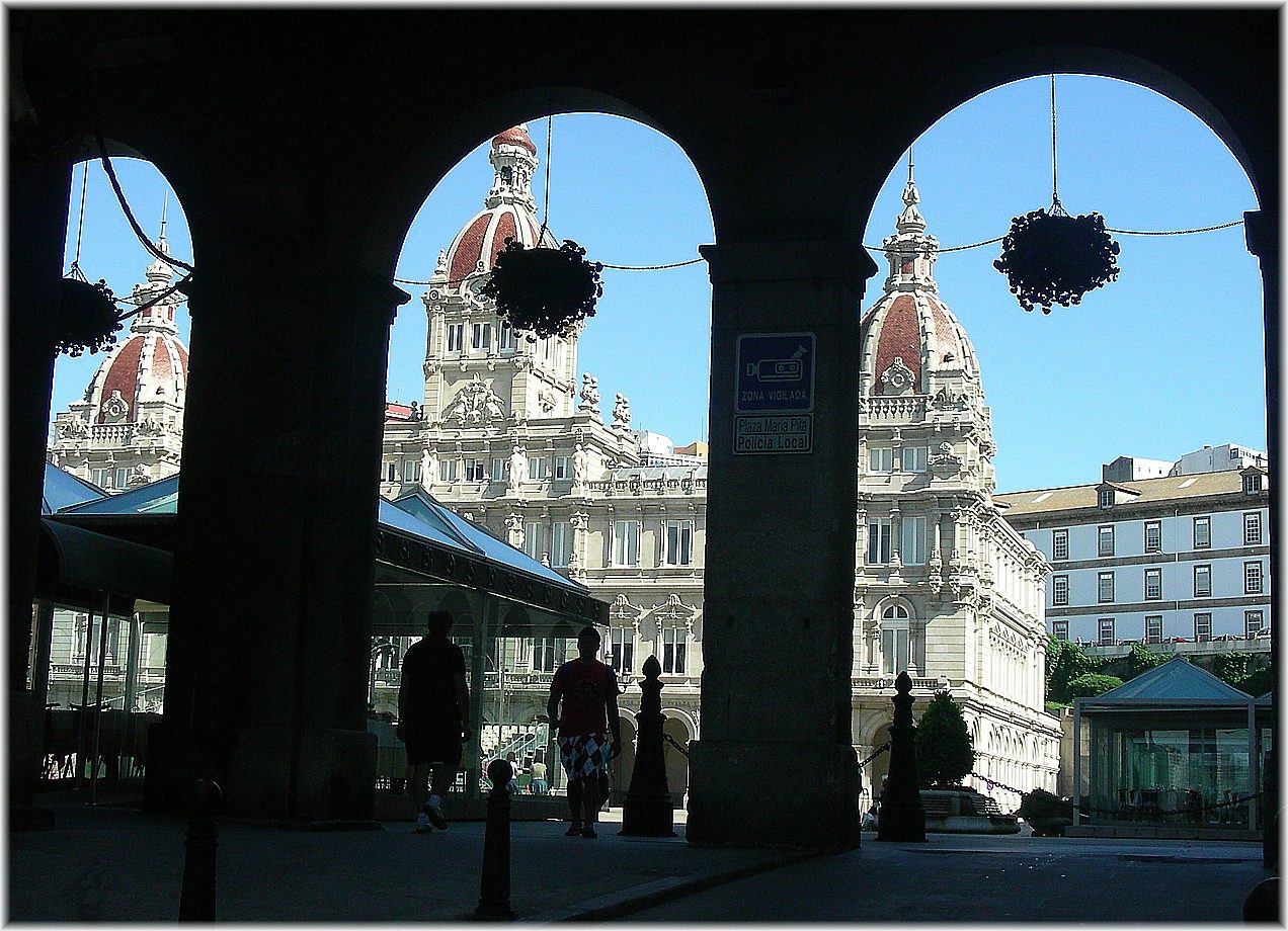 La plaza de María Pita, centro neurálgico y punto de partida de qué ver en La Coruña.