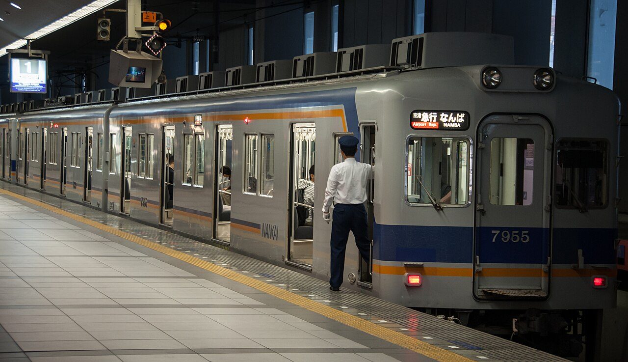 Llegar a Osaka desde el aeropuerto de Kansai es sencillo en tren o traslado privado