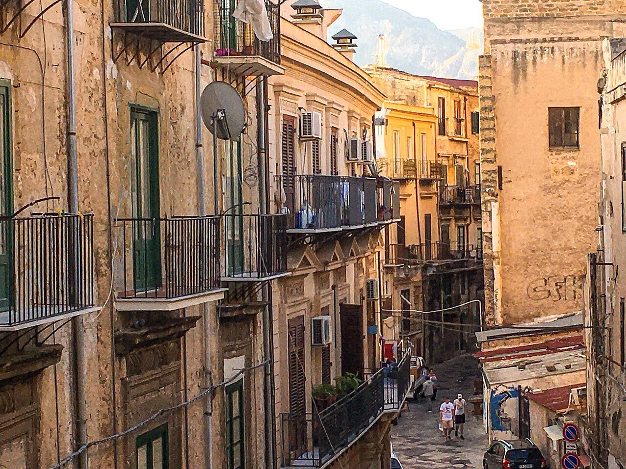 Callejeando en un free tour por Palermo, entre mercados y palacios barrocos.
