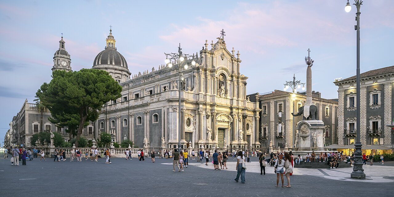 La Fuente del Elefante y la Catedral en la Piazza del Duomo, el símbolo de qué ver en Catania