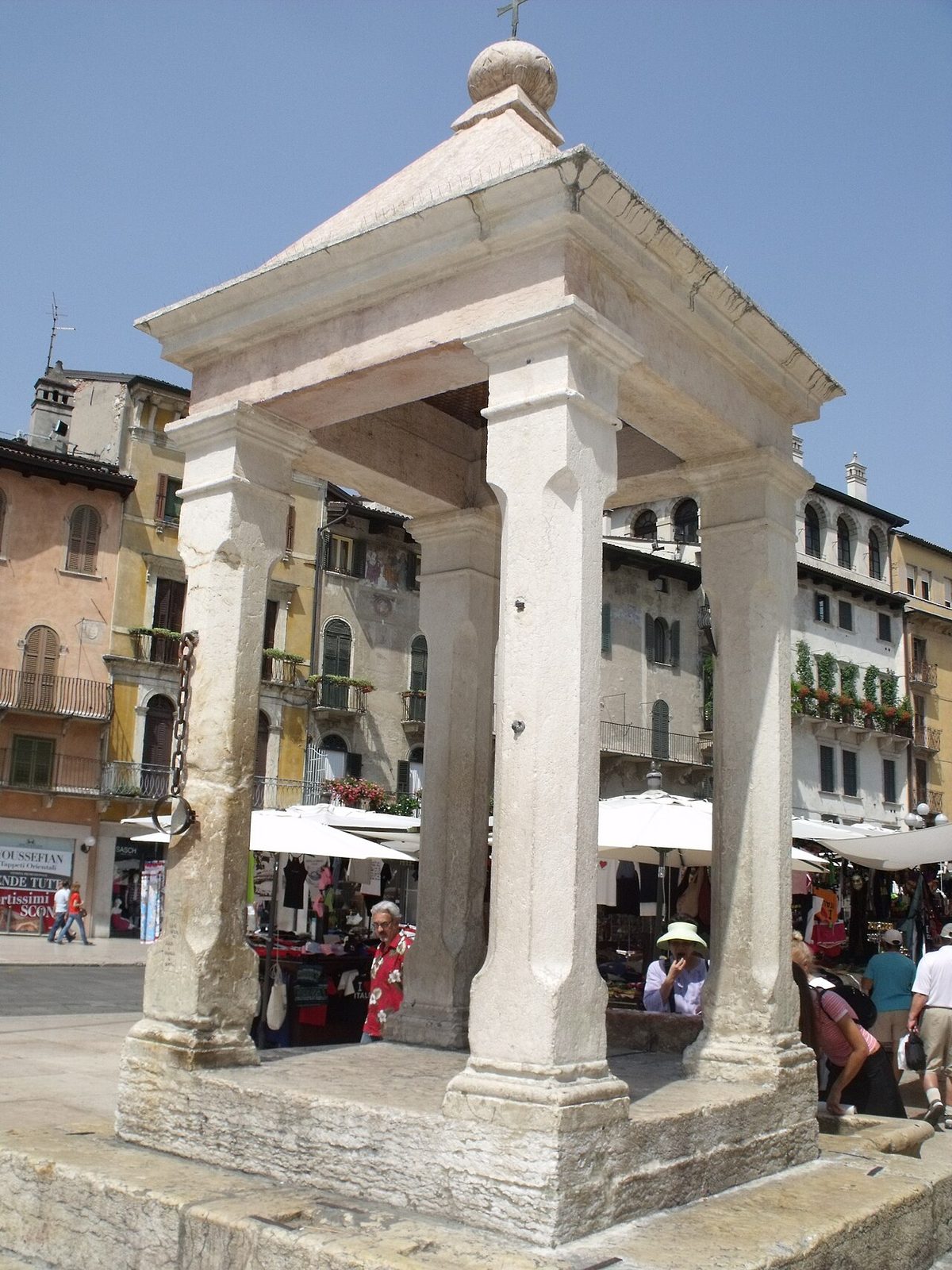 Piazza delle Erbe, corazón medieval imprescindible en tu itinerario por Verona