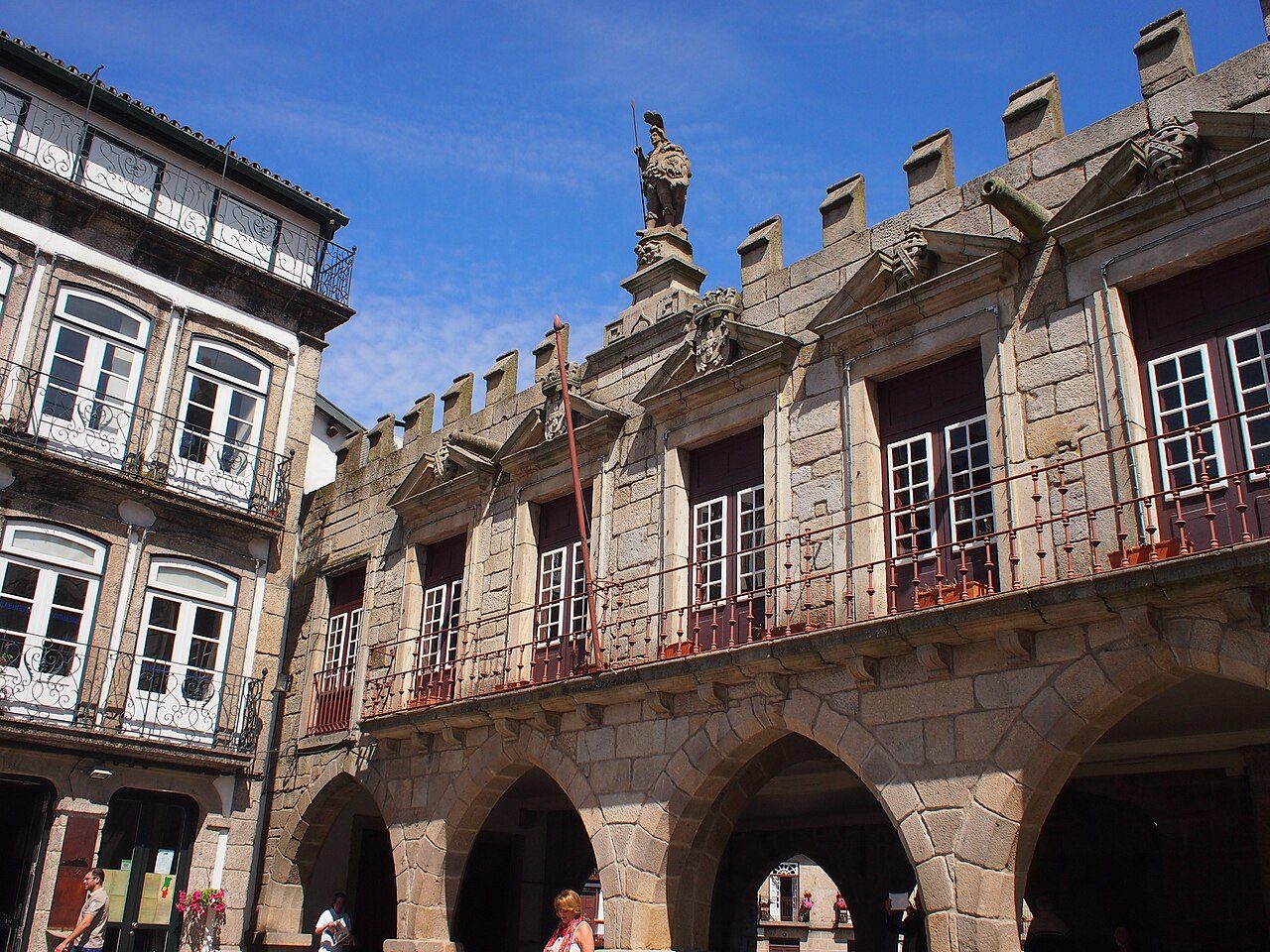 La animada Praça de São Tiago, una de las plazas más bonitas que ver en Guimaraes