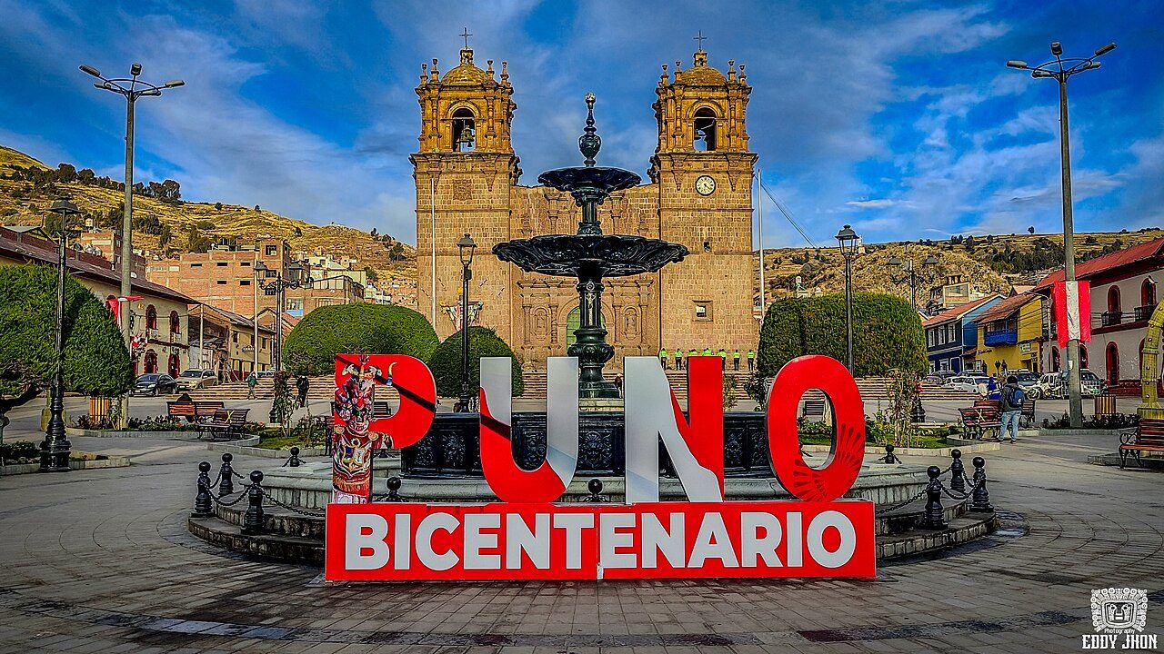 La Catedral de Puno preside la Plaza de Armas, punto de partida para ver la ciudad