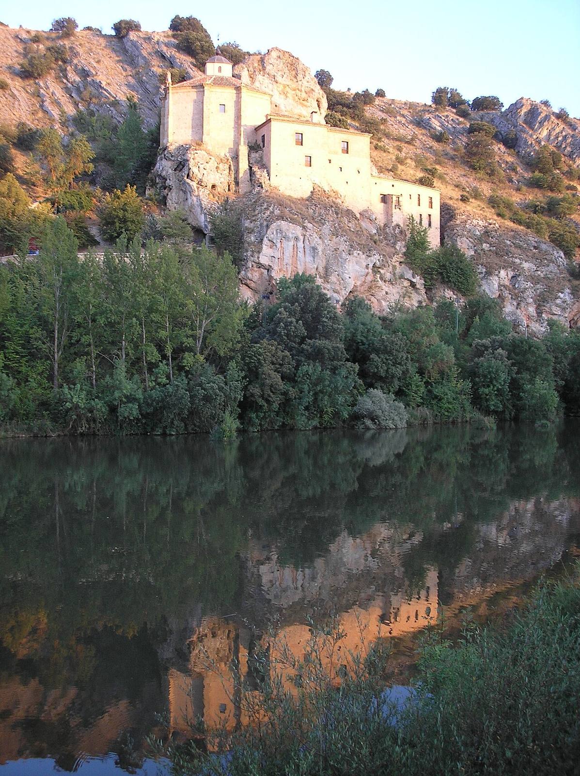 La ermita de San Saturio sobre el Duero, parada obligada de qué ver en Soria