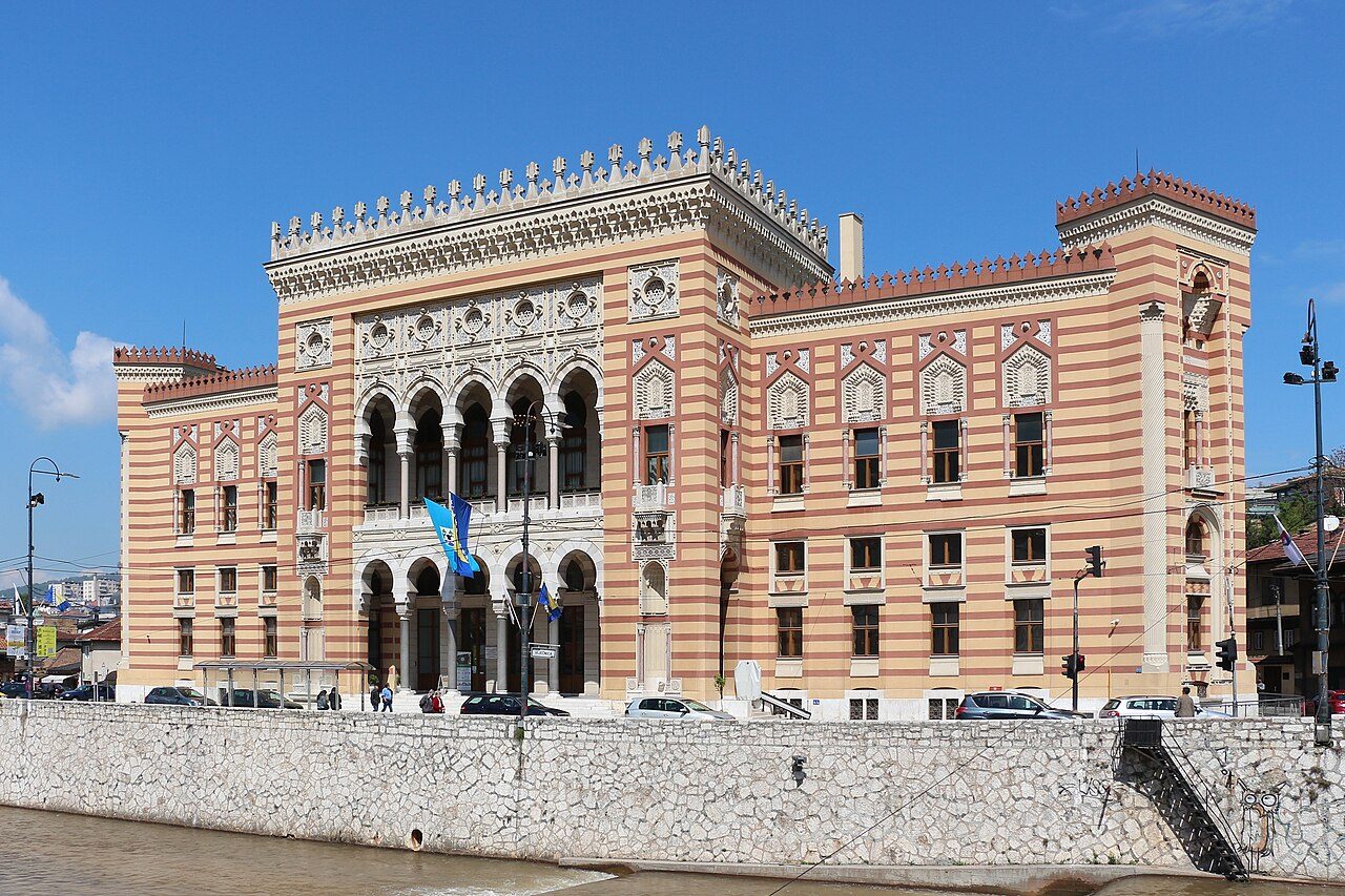 La Vijećnica, uno de los edificios más bonitos que ver en Sarajevo