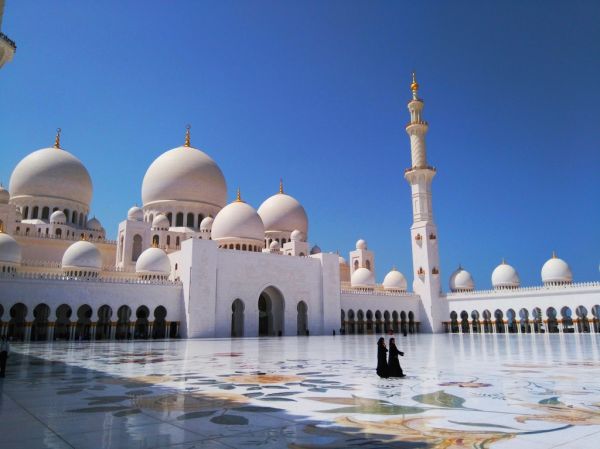 Qué ver en Abu Dhabi: la Gran Mezquita Sheikh Zayed, imprescindible en cualquier visita