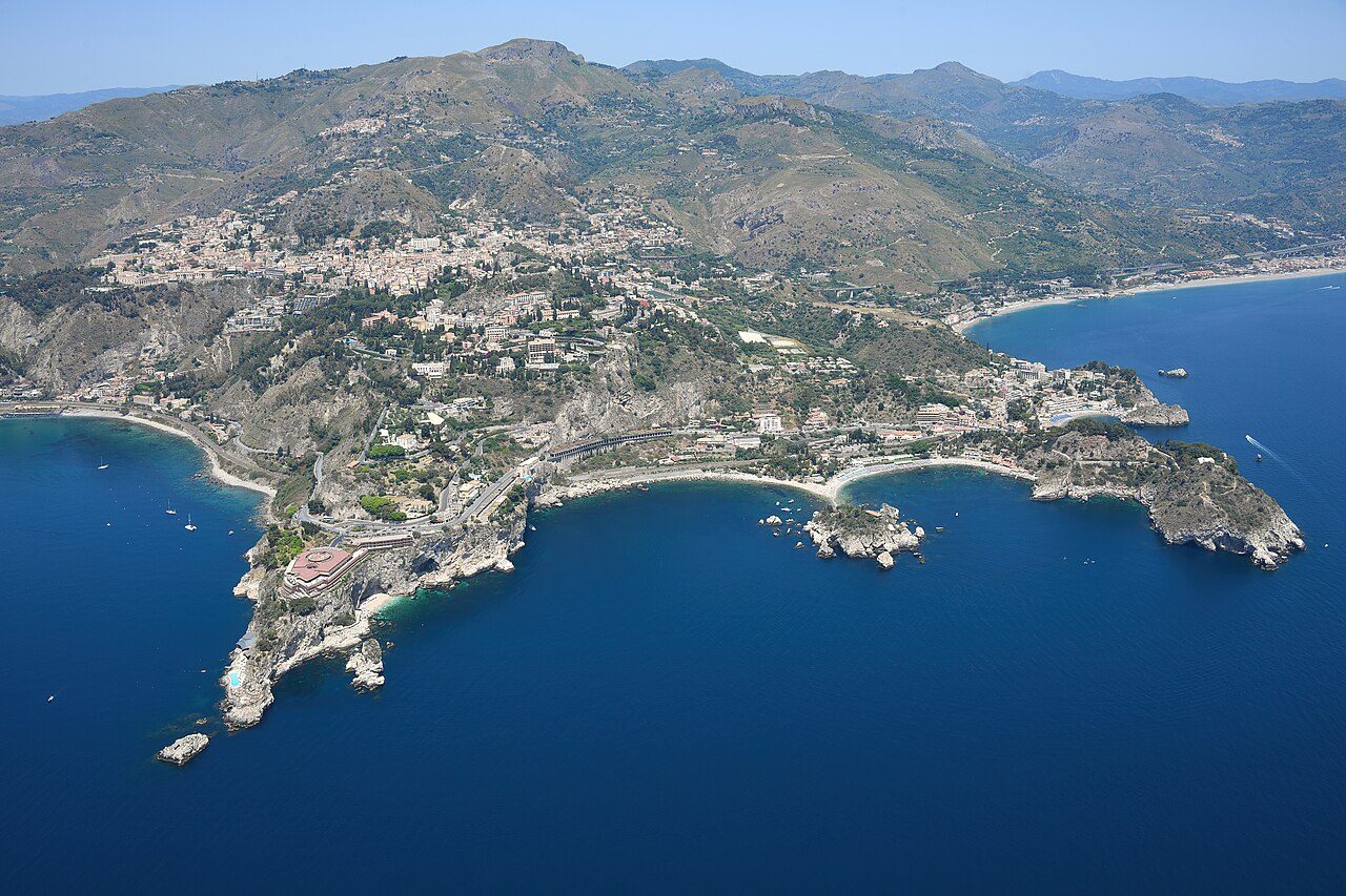 Vistas de la costa siciliana desde Taormina, uno de los grandes imprescindibles que ver en Sicilia
